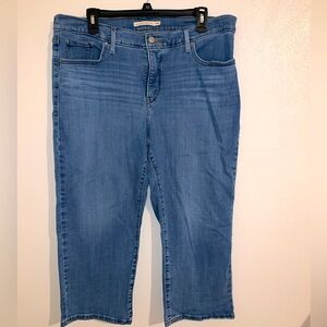 16W Levi’s Capris